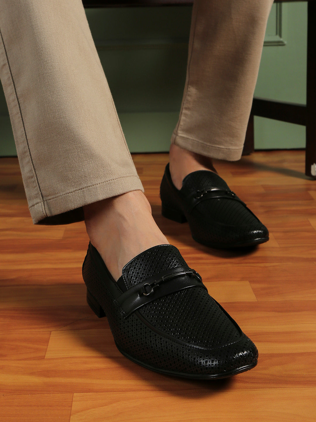 Buy Now Mens Black Formal Solid Pointed Toe Loafers