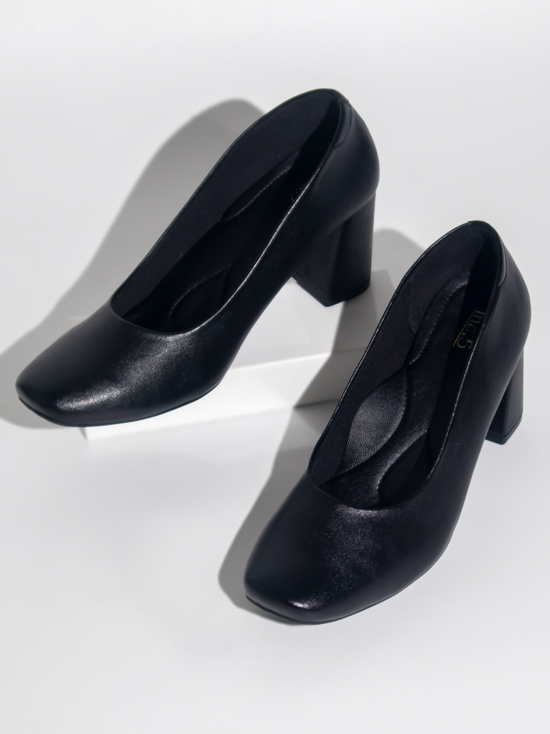 Woman Black Solid Block Pumps