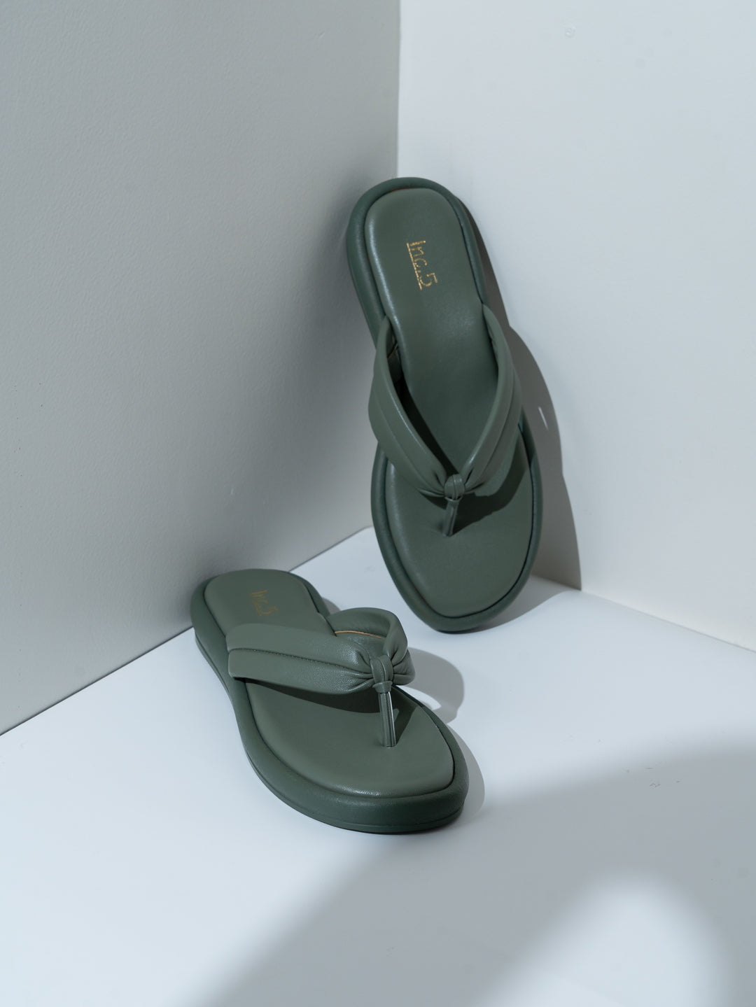 Womens Green Casual Solid T-Strap Slip-On Flat Sandals