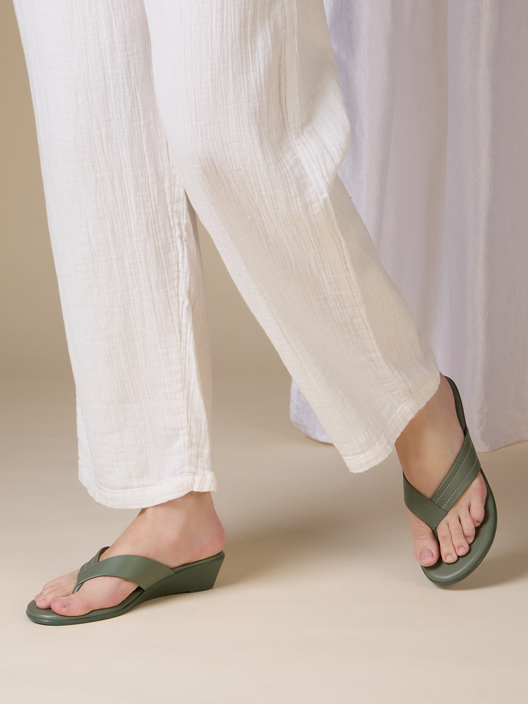 Women Green Casual Solid Round Toe Wedge Heel Sandals