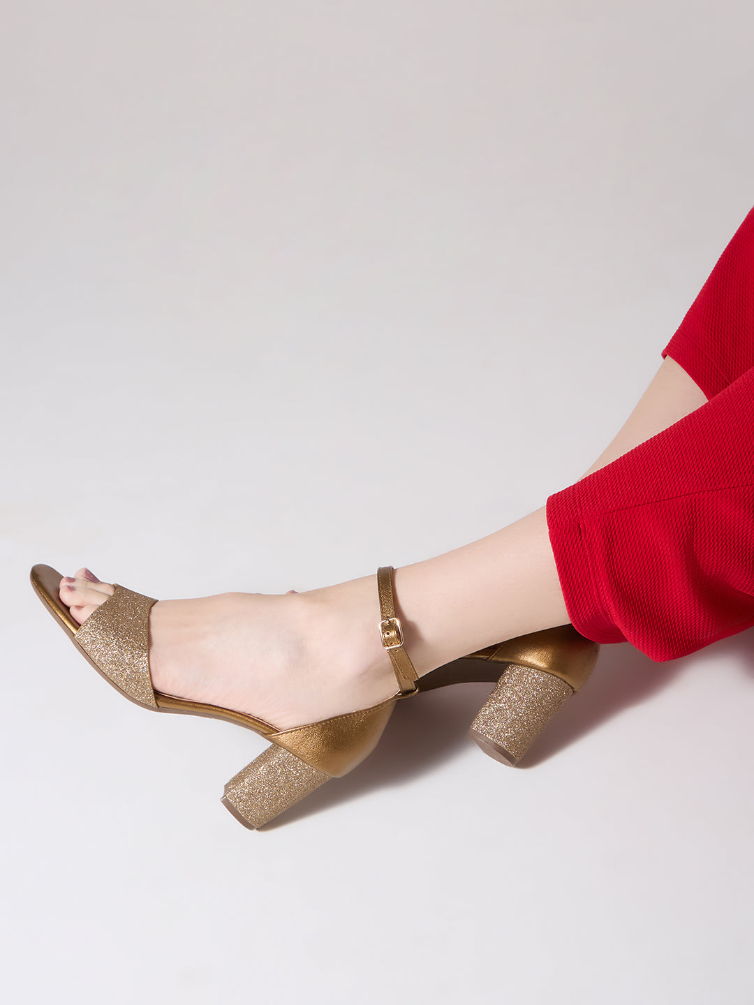 Womens Golden Party Wear Solid Round Toe Block Heel Sandals