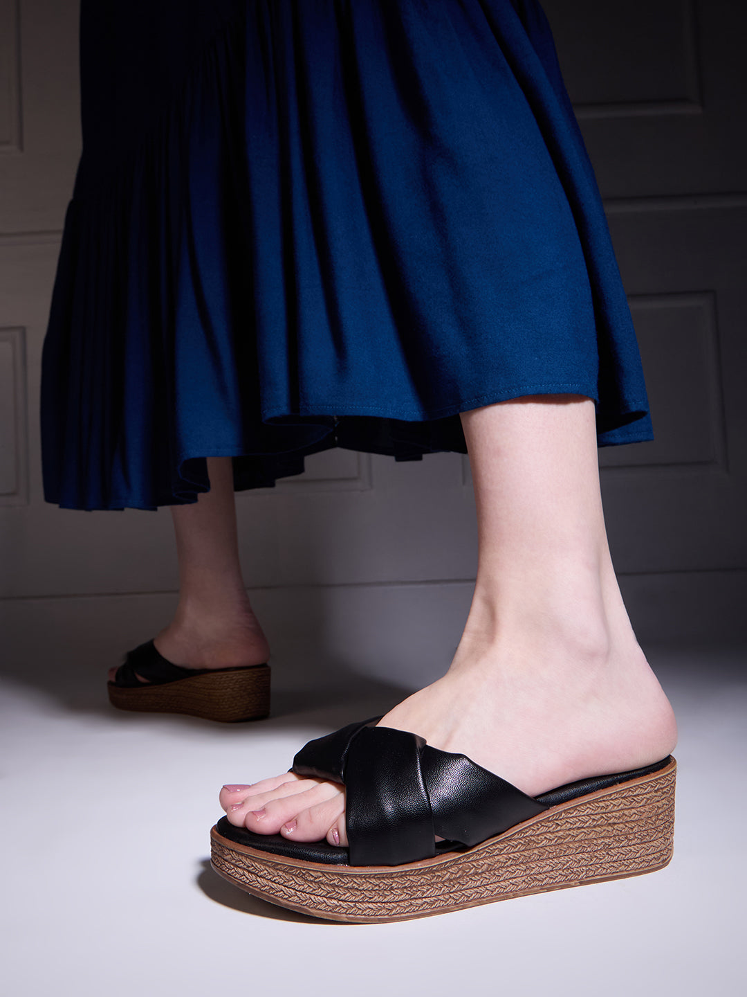 Womens Black Casual Solid Round Toe Wedge Heel Sandals