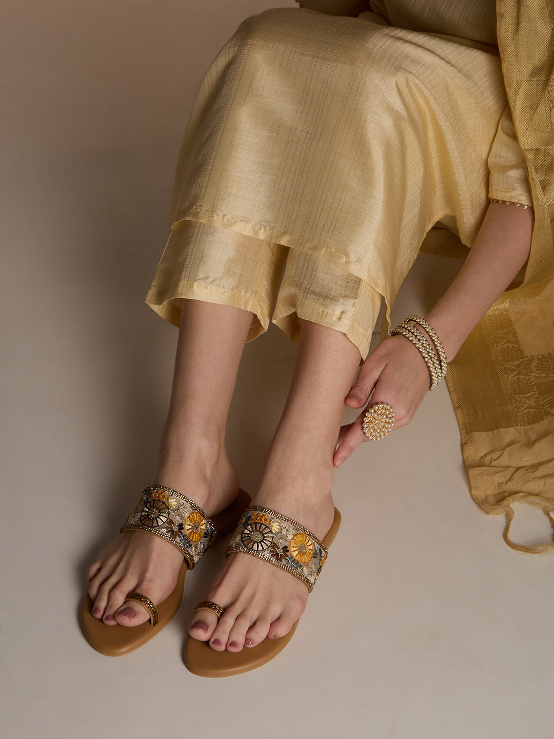 Womens Golden Ethnic Embroidered One Toe Flat Slip-On Sandals