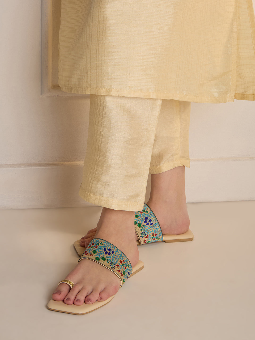 Womens Cream Ethnic Embroidered One Toe Flat Slip-On Sandals