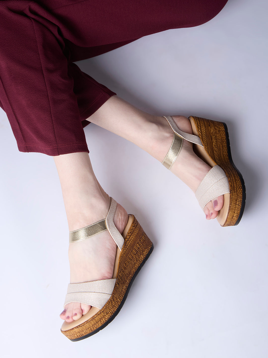 Womens Golden Party Wear Solid Round Toe Wedge Heel Sandals