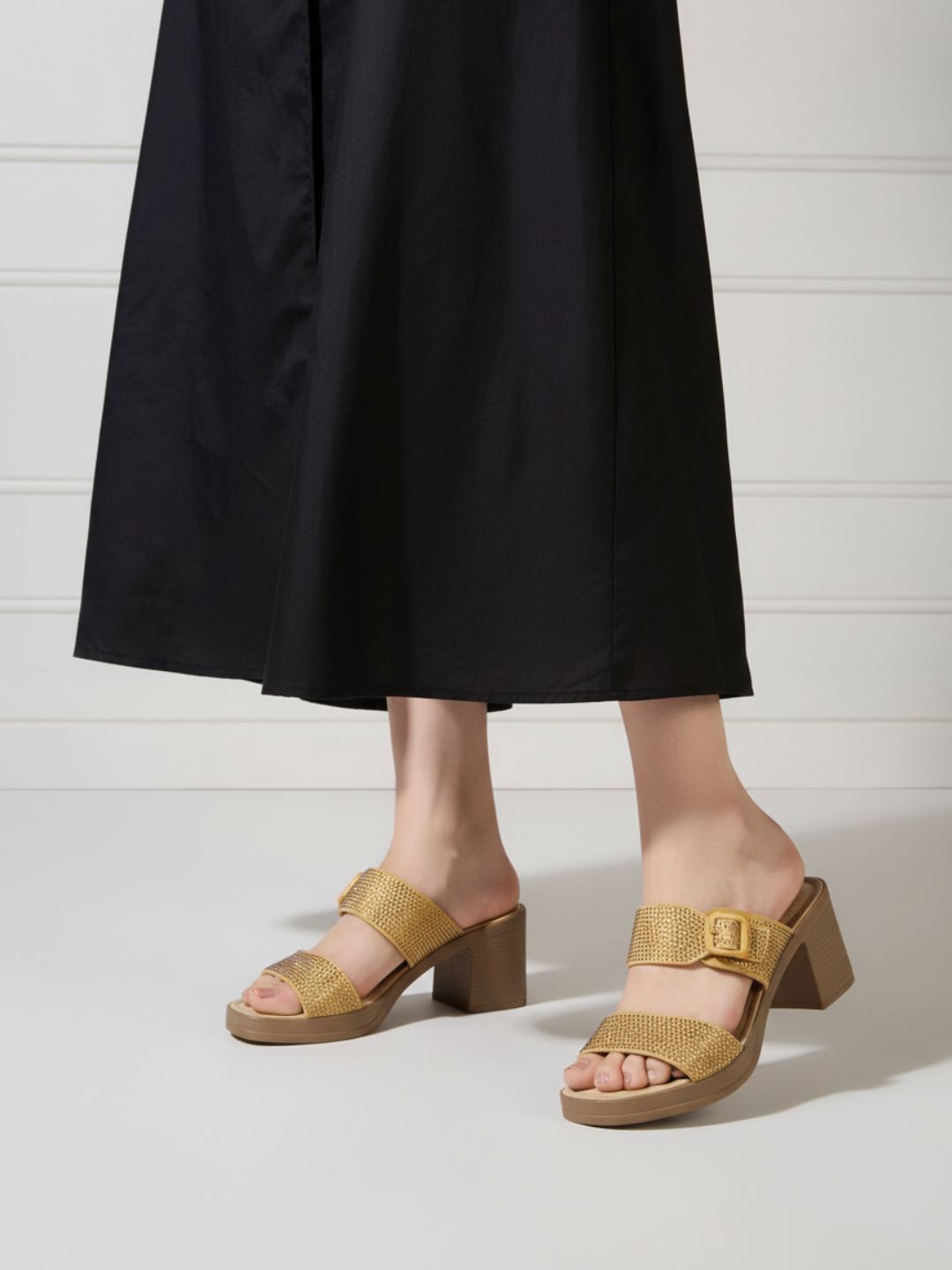 Womens Golden Party Wear Solid Pattern Round Toe Block Heels