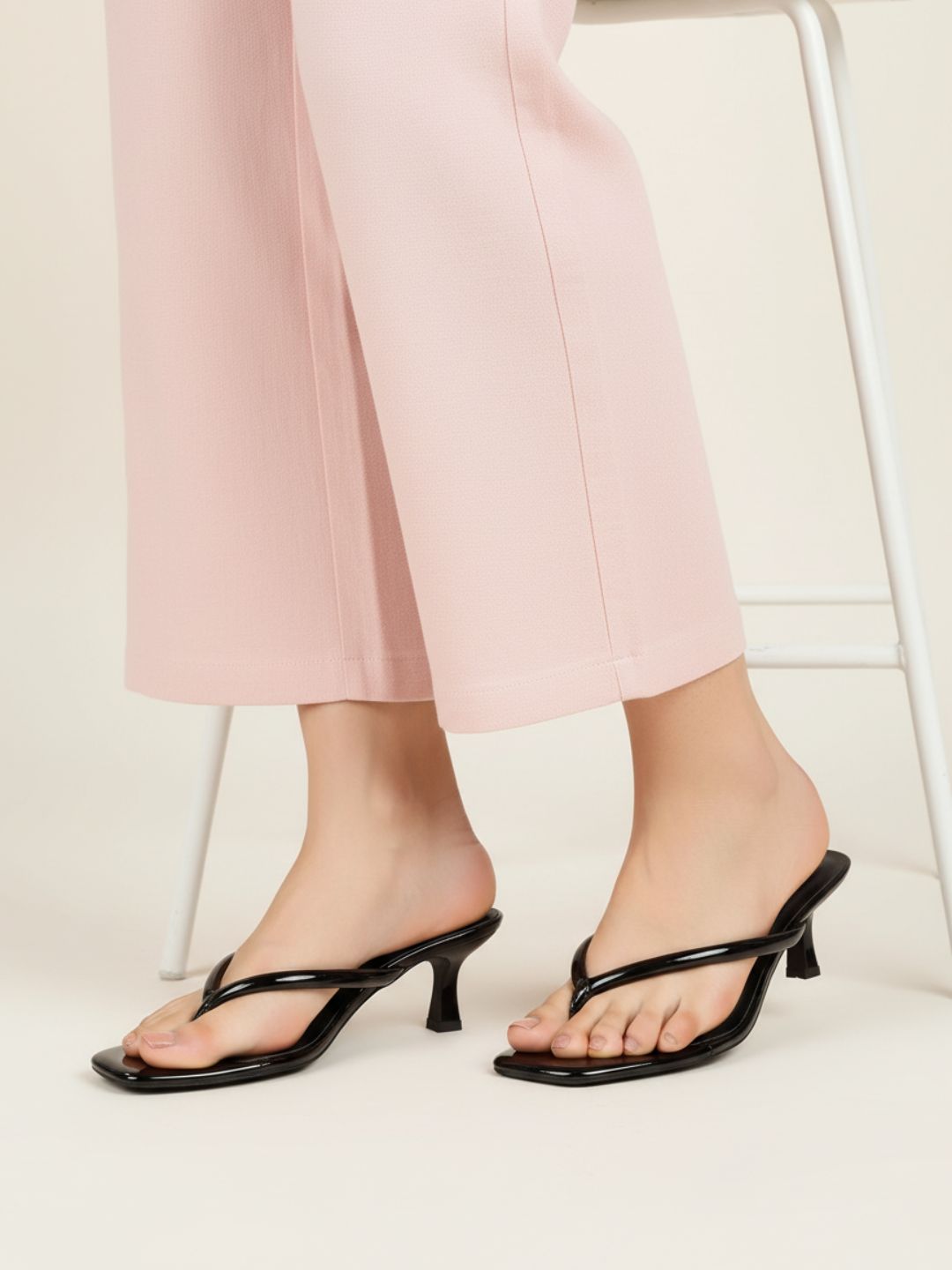 Womens Black Solid Pattern Square Toe Shape Casual Kitten Heels