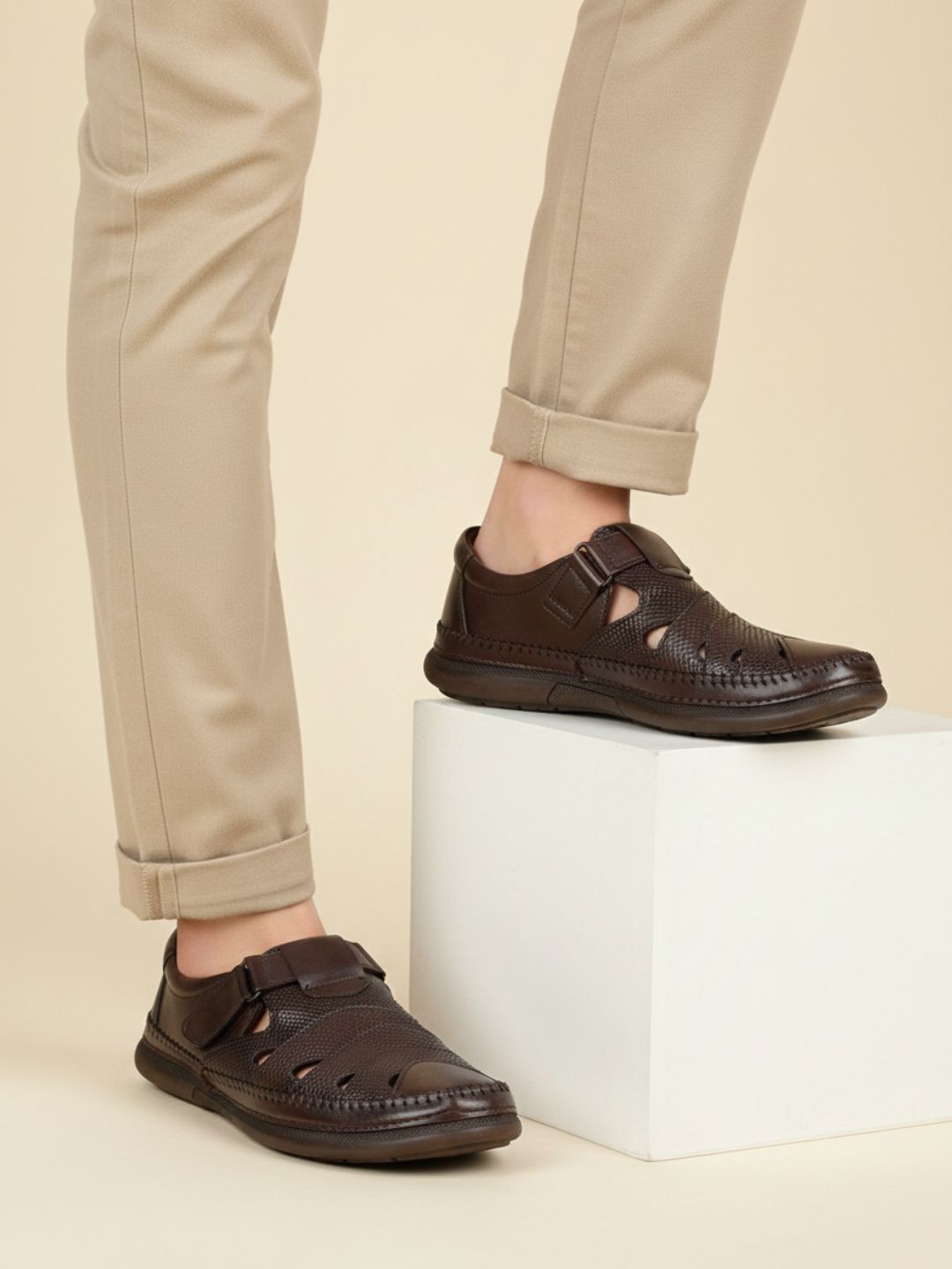 Mens Brown Casual Solid Pattern Round Toe Flat Sandals