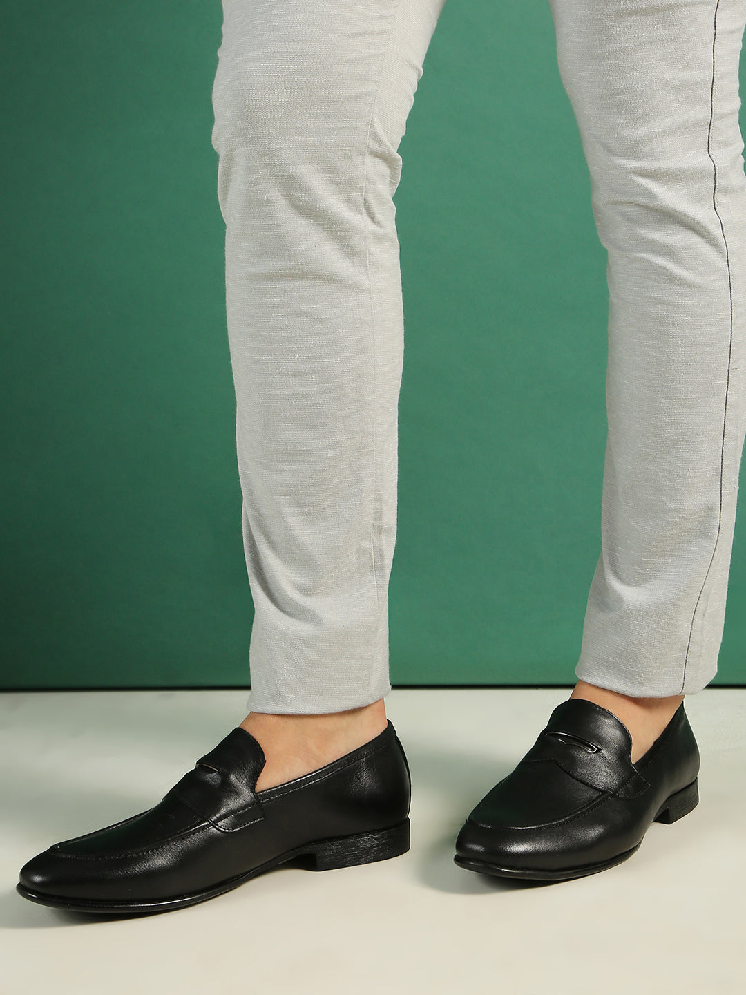 Mens Black Solid Pointed Toe Loafers