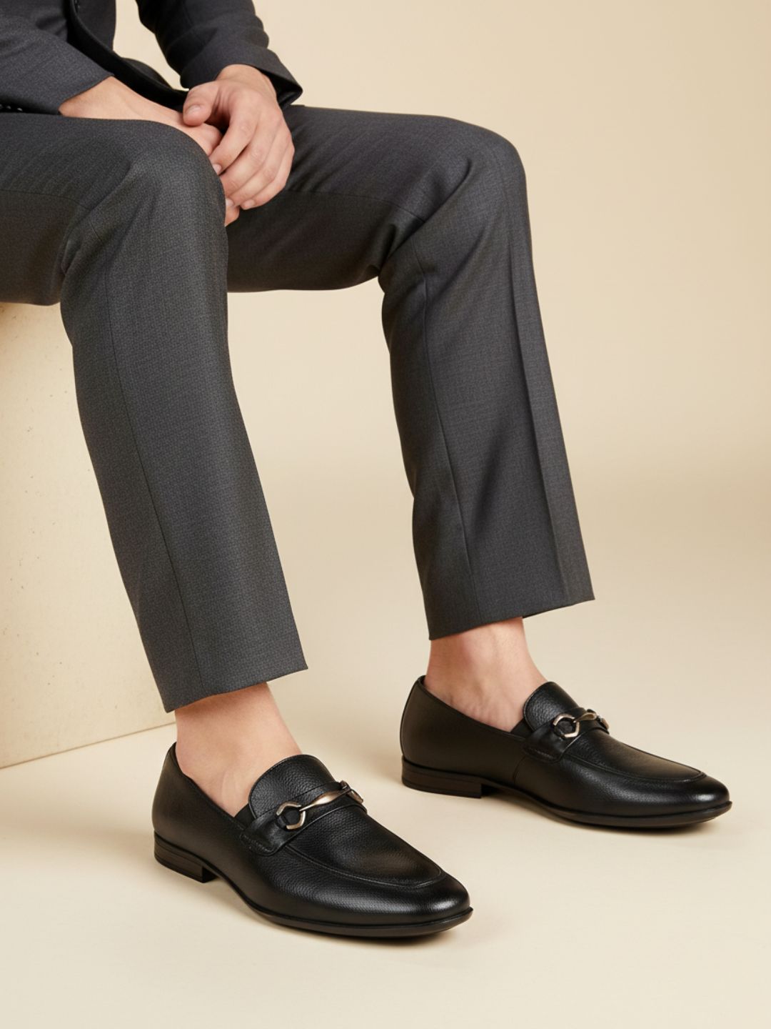 Mens Black Formal Solid Pattern Pointed Toe Moccasins