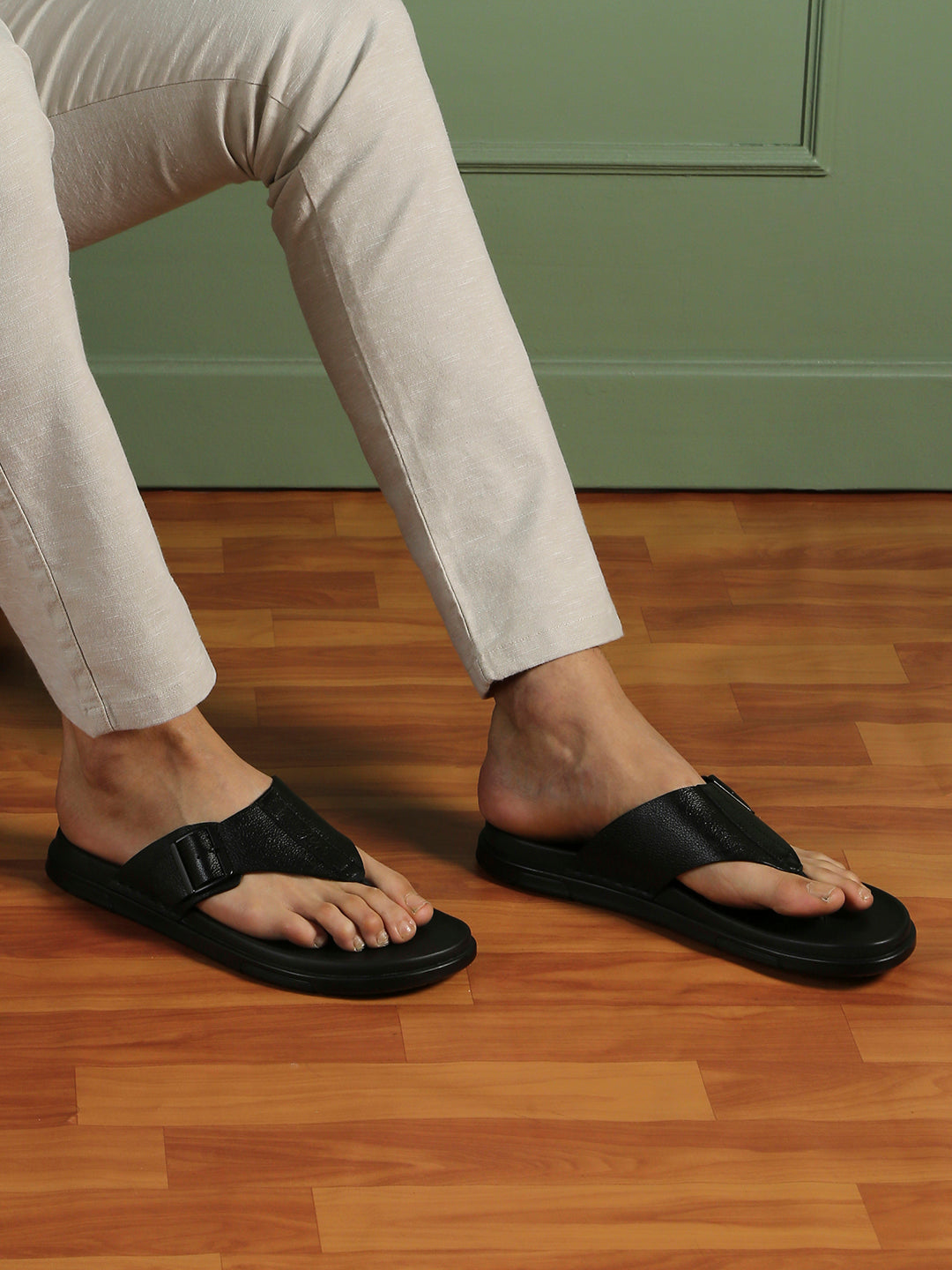 Mens Black Casual Solid Pattern Round Toe T-Strap Flat Sandals