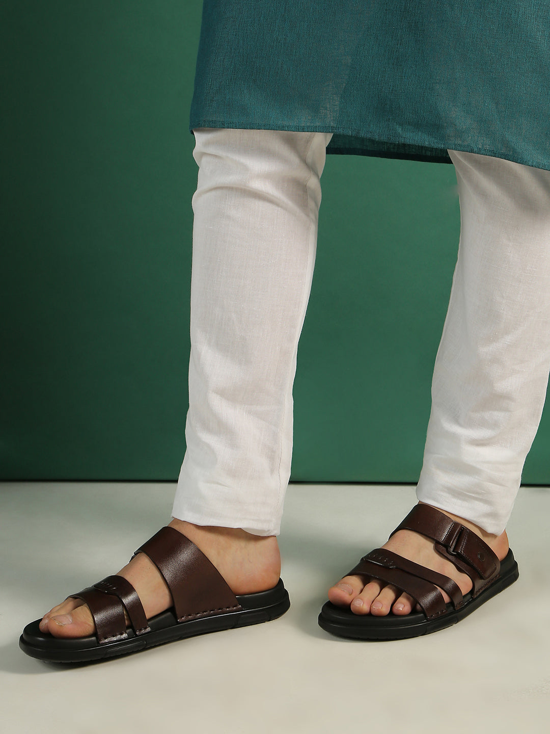 Mens Brown Solid Pattern Round Toe Shape Sandals