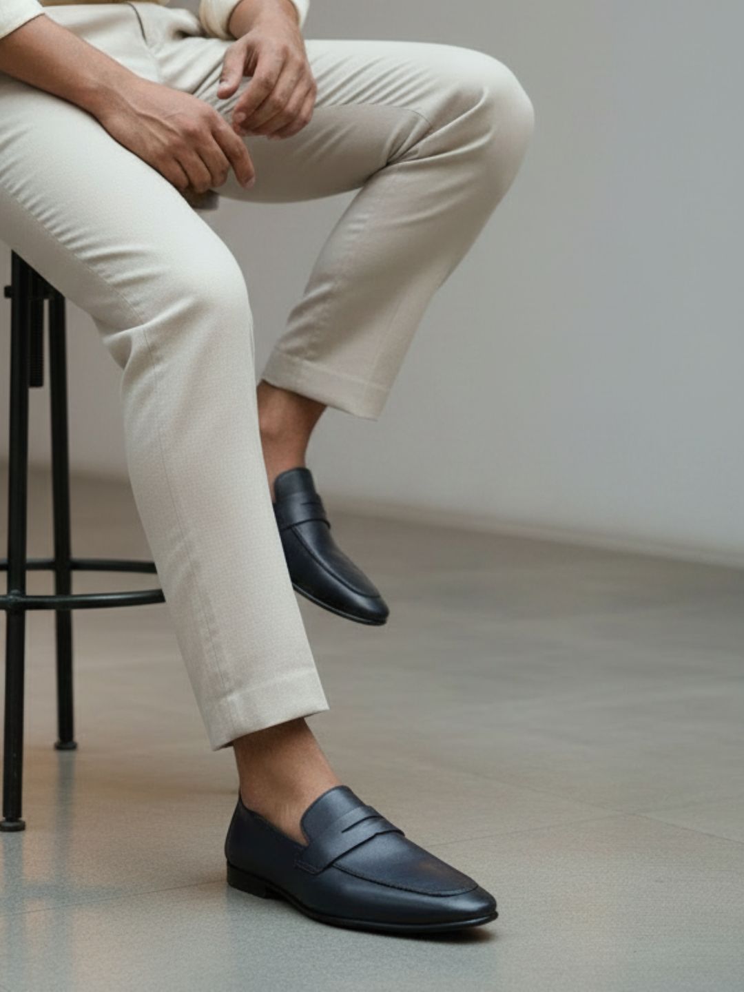 Mens Blue Formal Solid Pattern Pointed Toe Moccasin