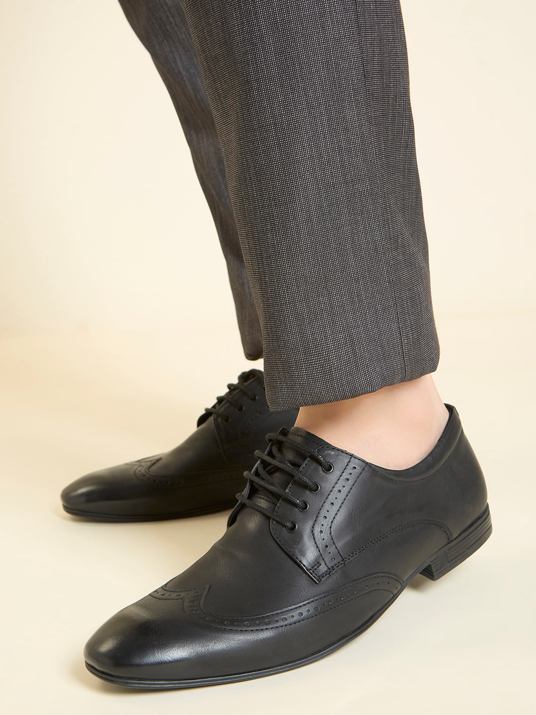 Men Black Solid Formal Lace-Up Brogues Shoes