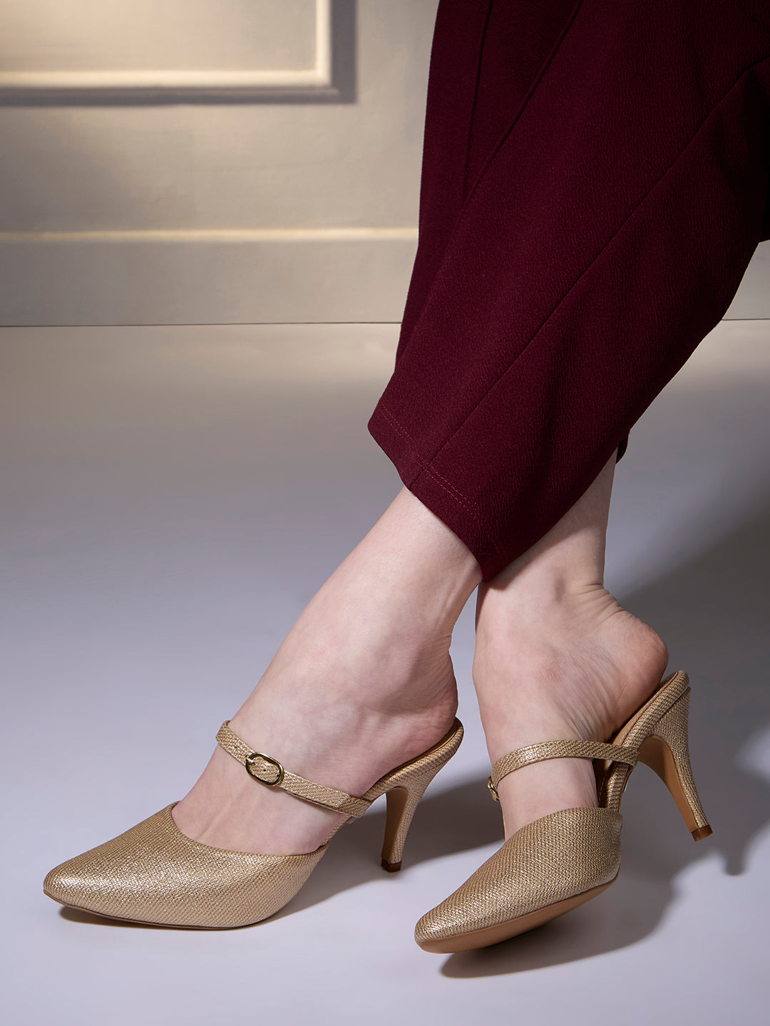 Womens Golden Party Wear Solid Pointed Toe Kitten Heel Mules