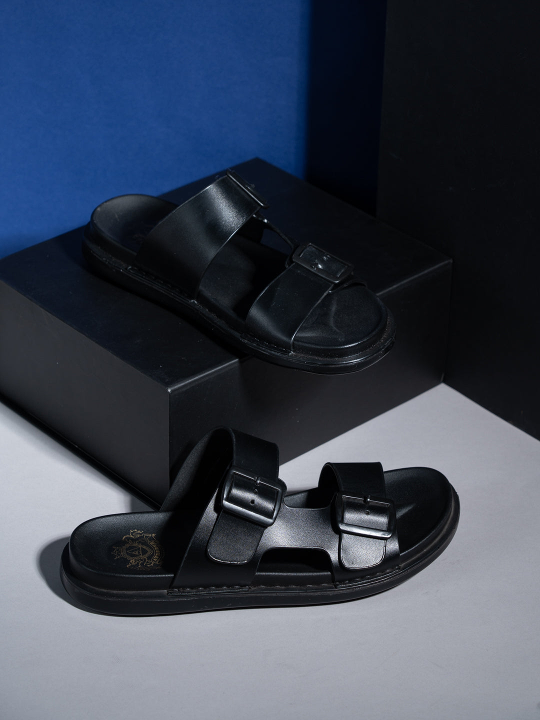 Mens Black Solid Round Toe Casual Flat Sandals