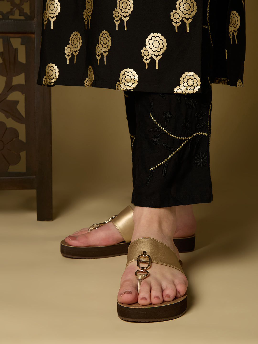 Womens Golden Casual Solid T-Strap Flat Slip-On Sandal