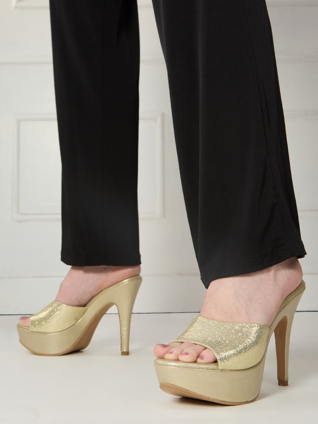 Womens Golden Party Wear Solid Stiletto Heel Sandals