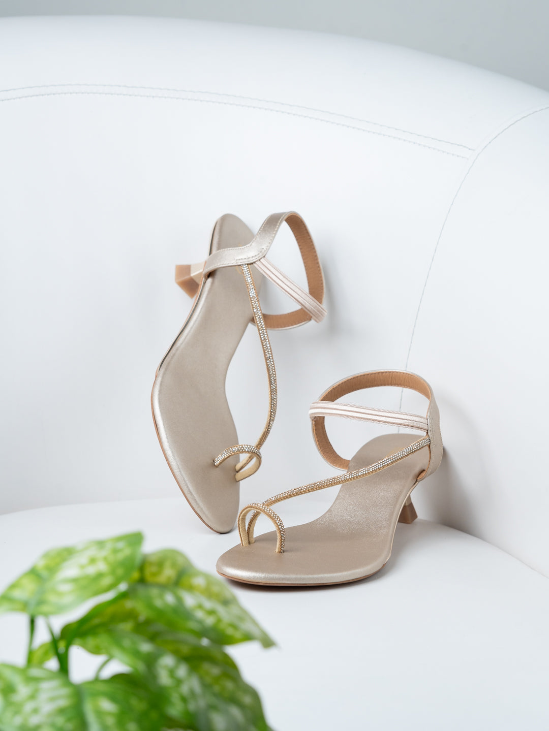 Womens Golden Party Wear Solid Round Toe Kitten Heels