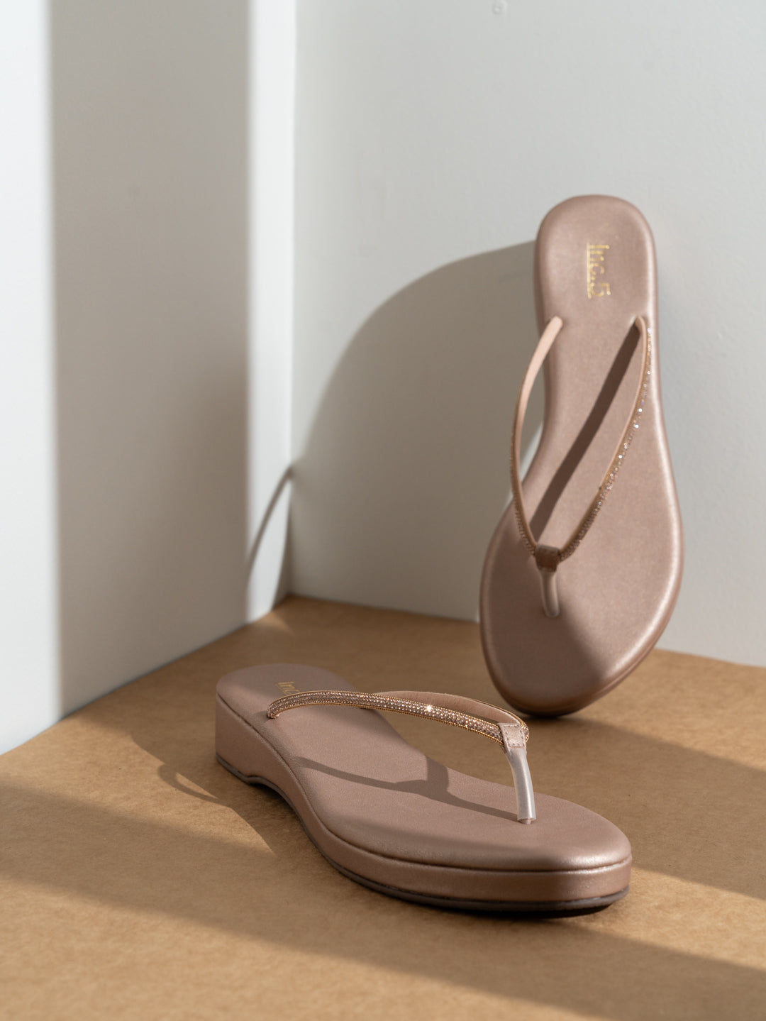 Womens Rose Gold Casual Solid T-Strap Slip-On Flat Sandals