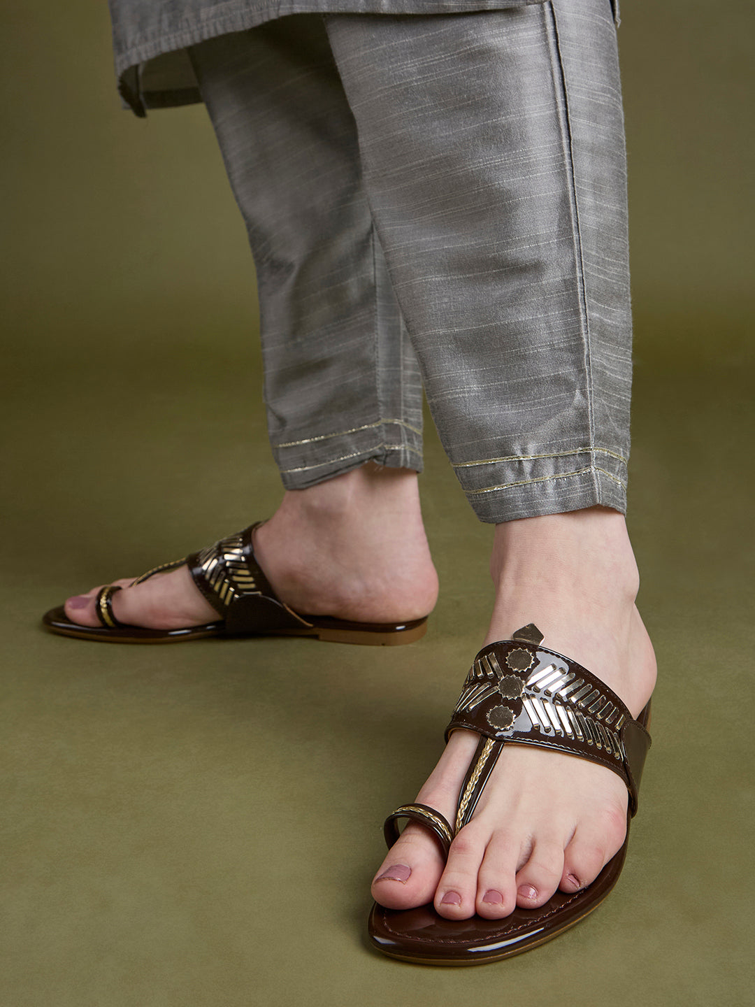 Womens Brown Casual Textured One Toe Flat Sandals