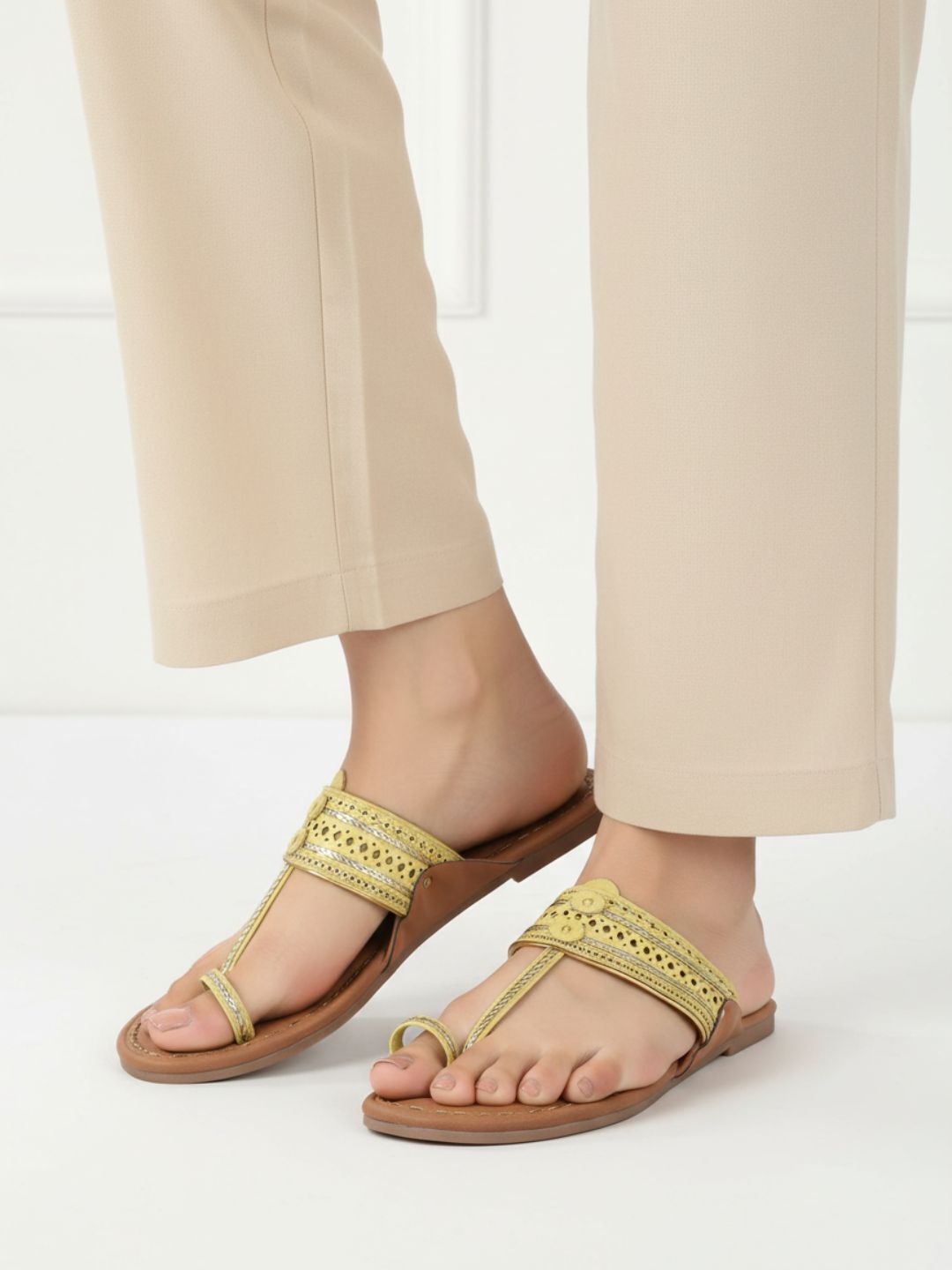 Womens Yellow Ethnic Embellished One Toe Kolhapuris