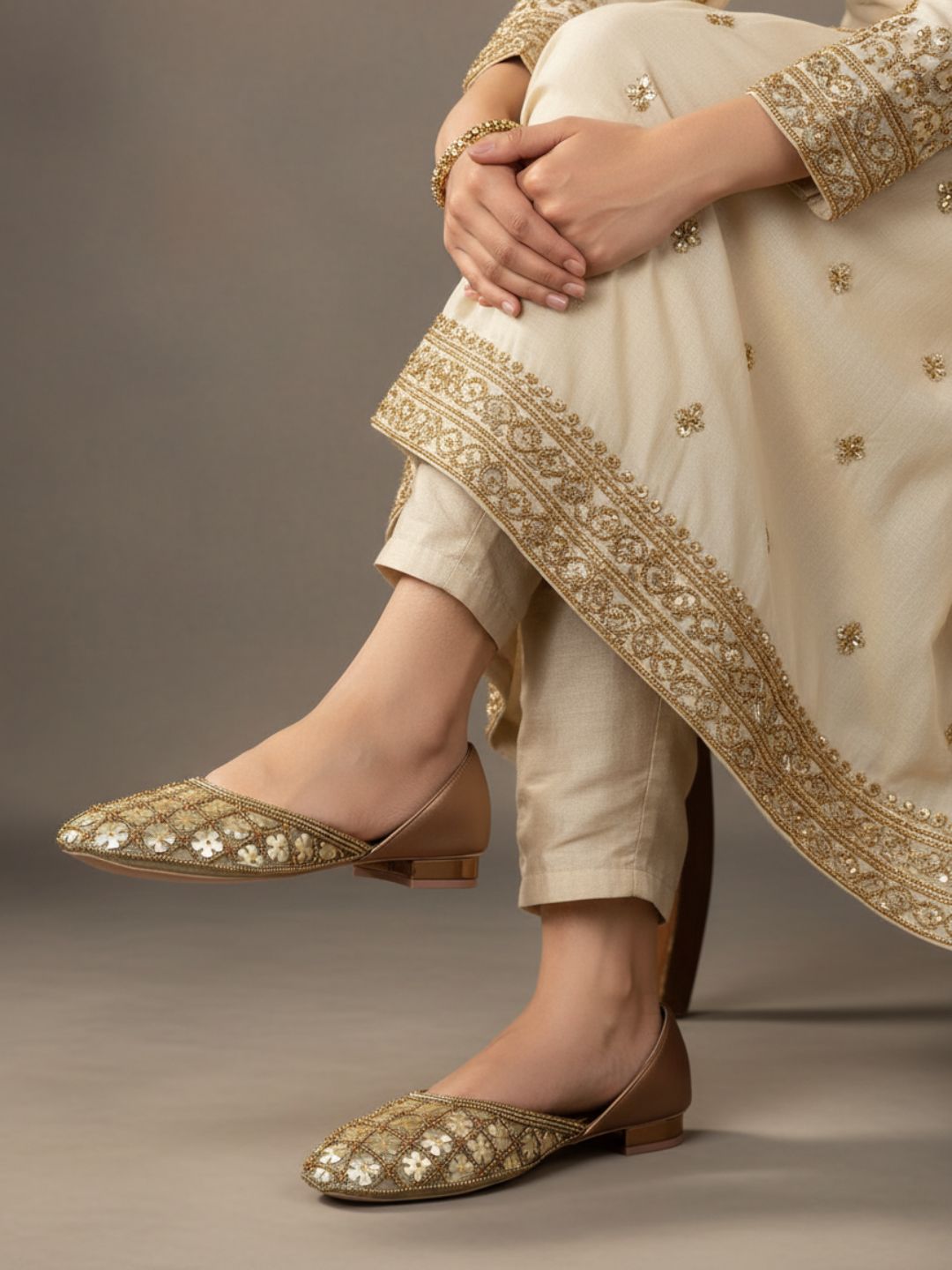 Womens Golden Ethnic Embellished Pattern Round Toe Block Mules