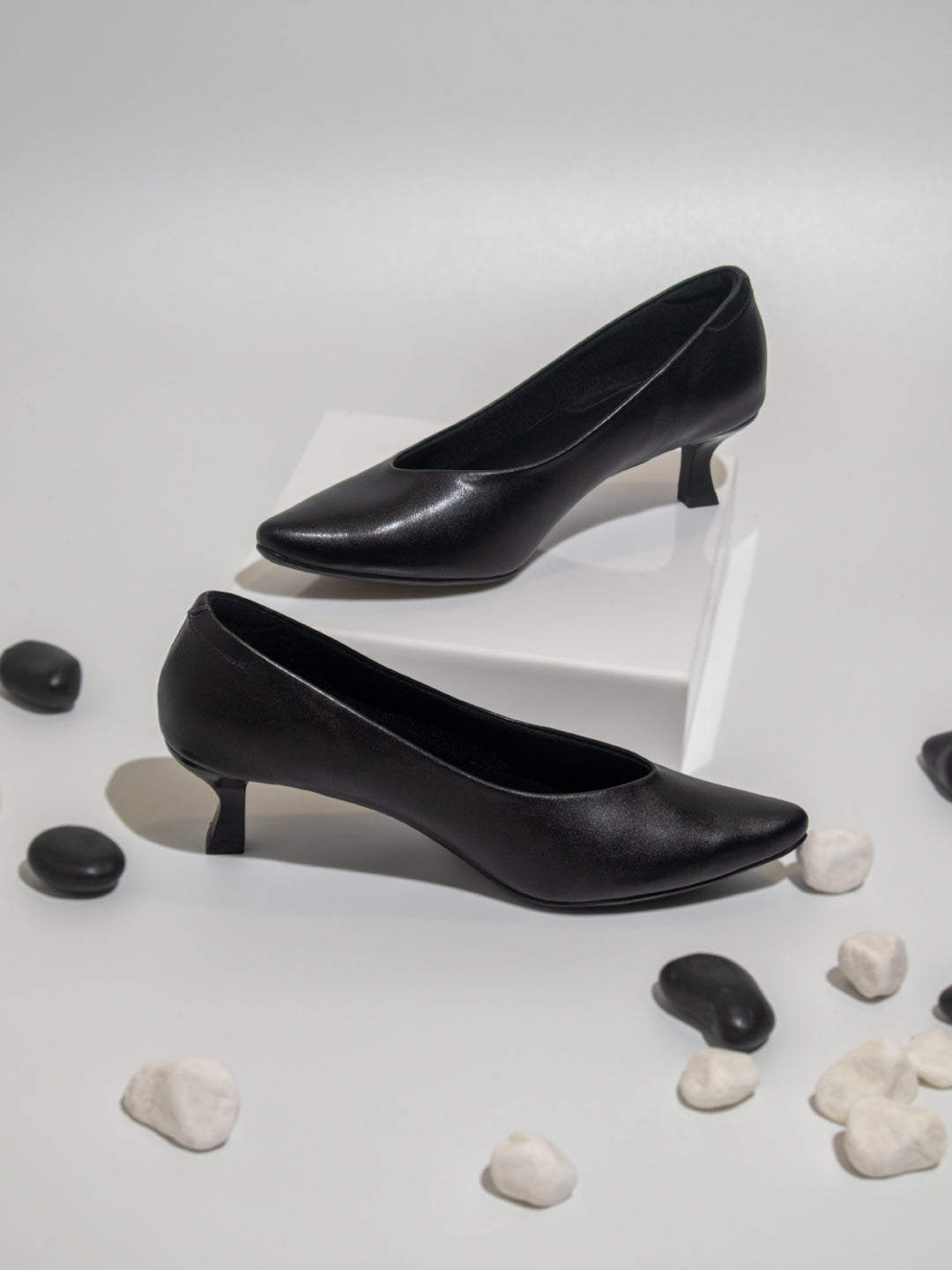 Women Black Solid Kitten Pumps