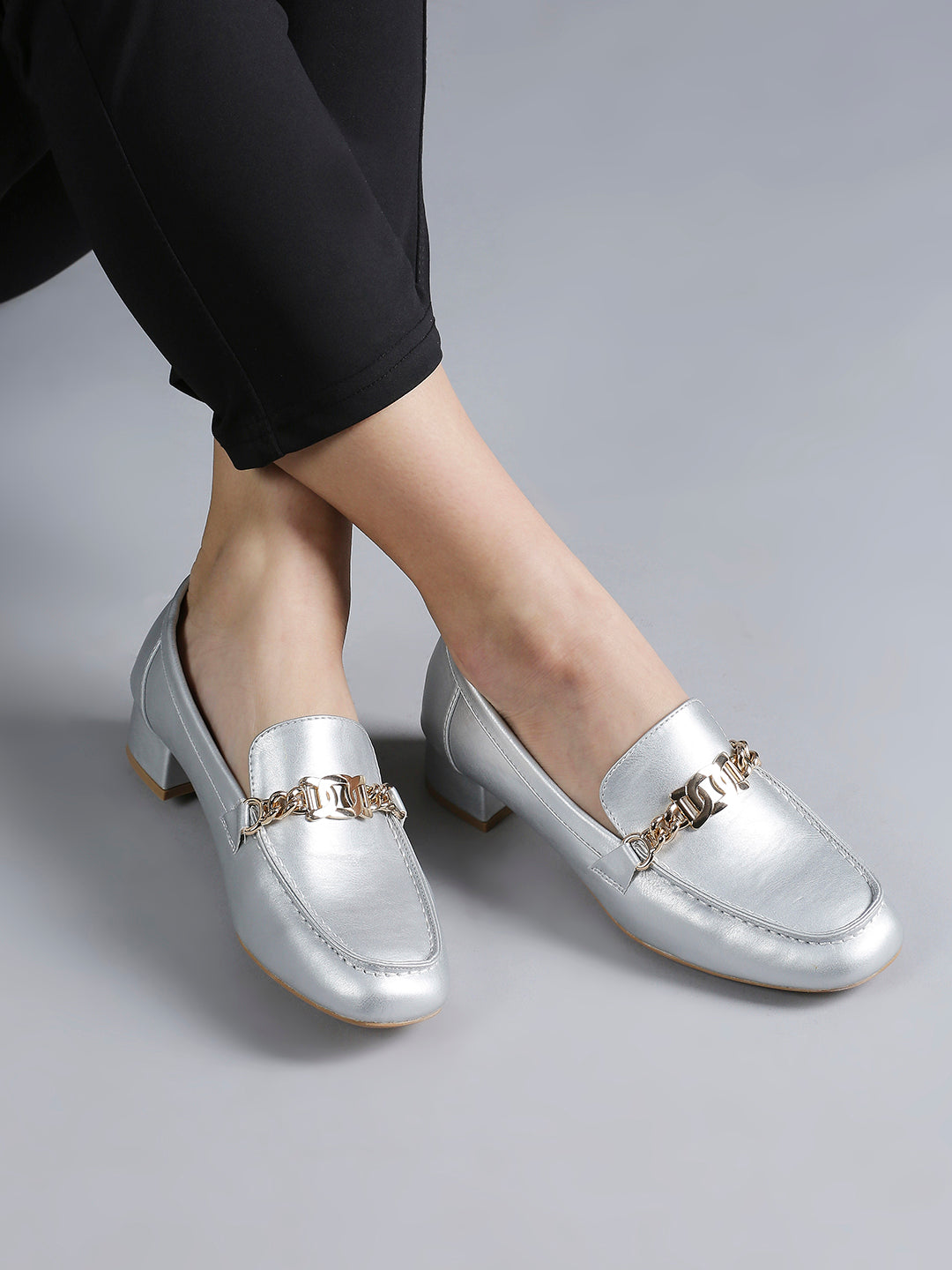 Women Silver Solid Moccasins with Buckle Detail