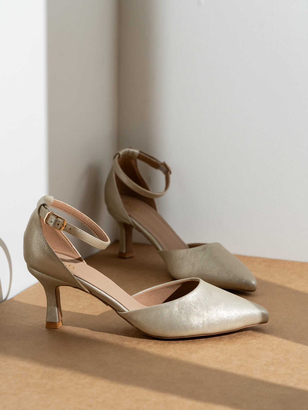 Womens Golden Party Wear Solid Pointed Kitten Heel Sandals