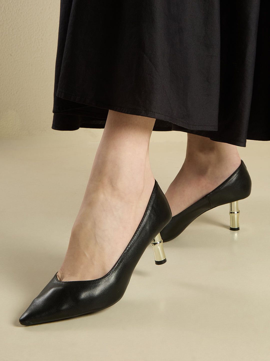 Womens Black Party Wear Solid Pattern Pointed Toe Kitten Heels