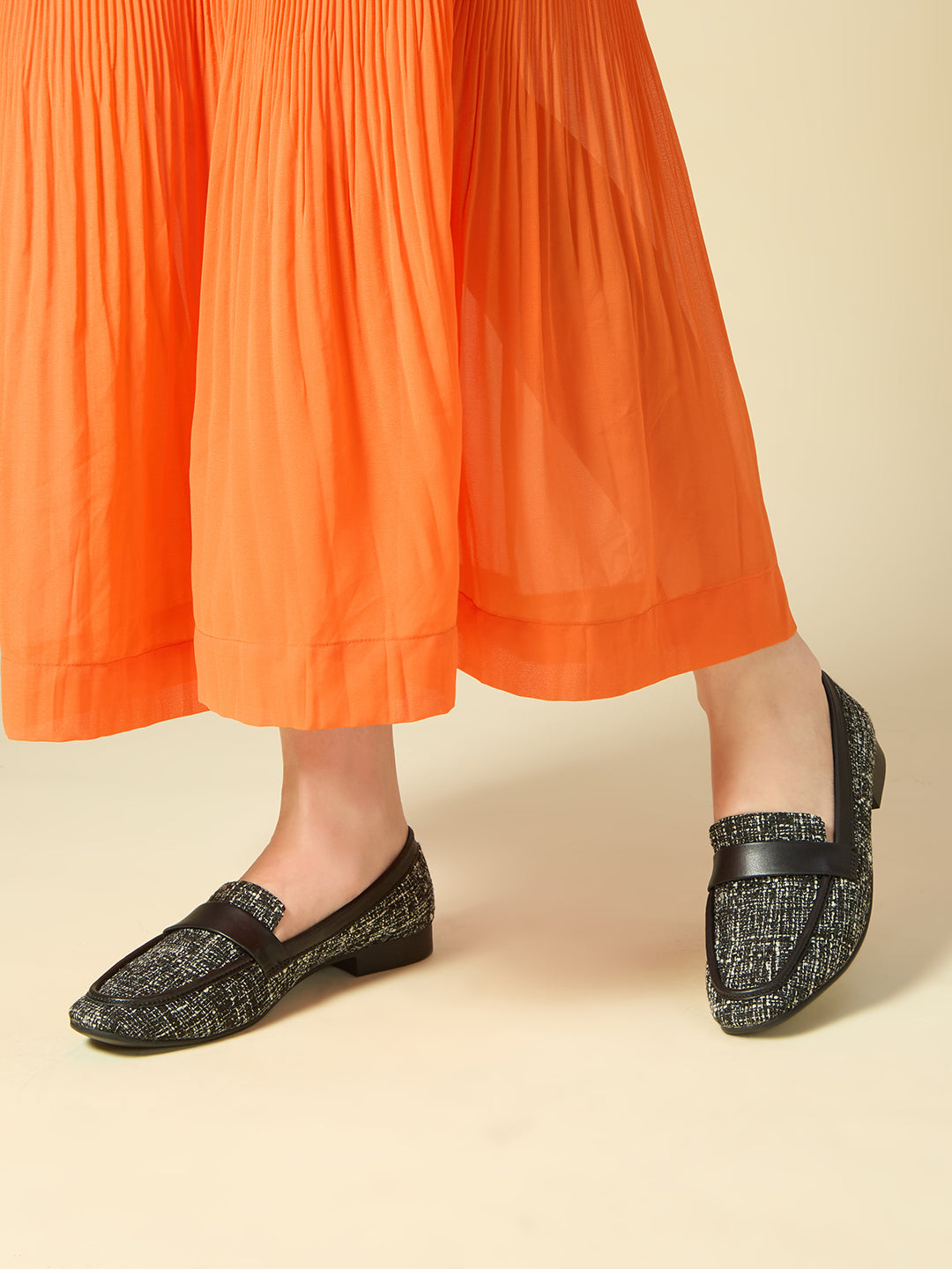 Womens Black Casual Textured Round Toe Loafers