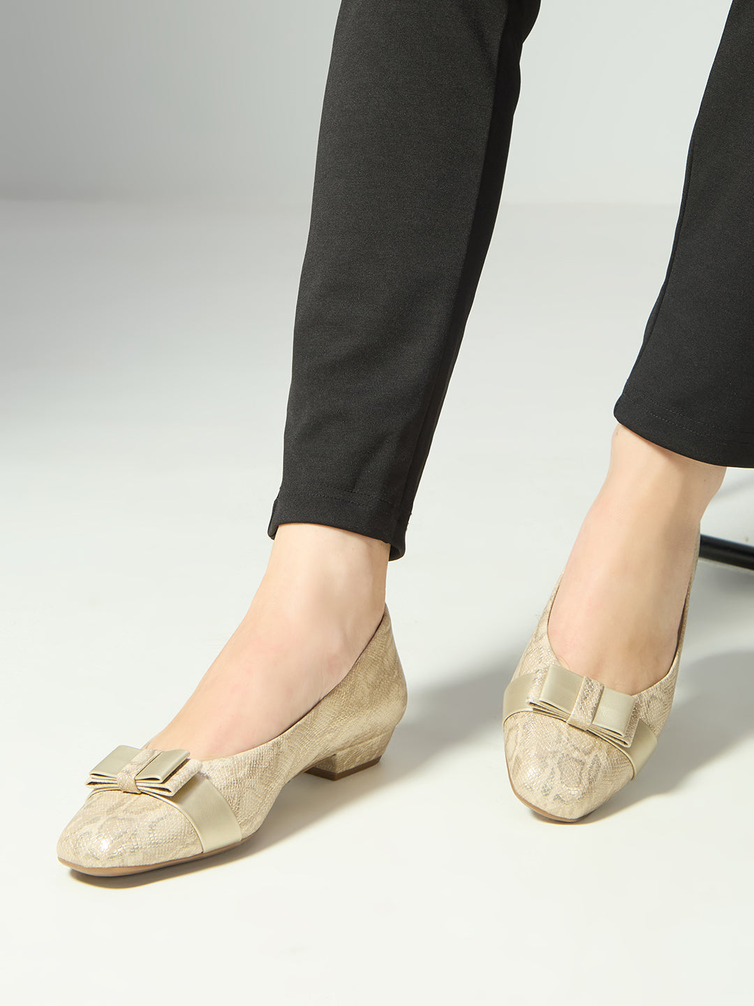 Women Golden Casual Solid Pointed Toe Flat Ballerinas
