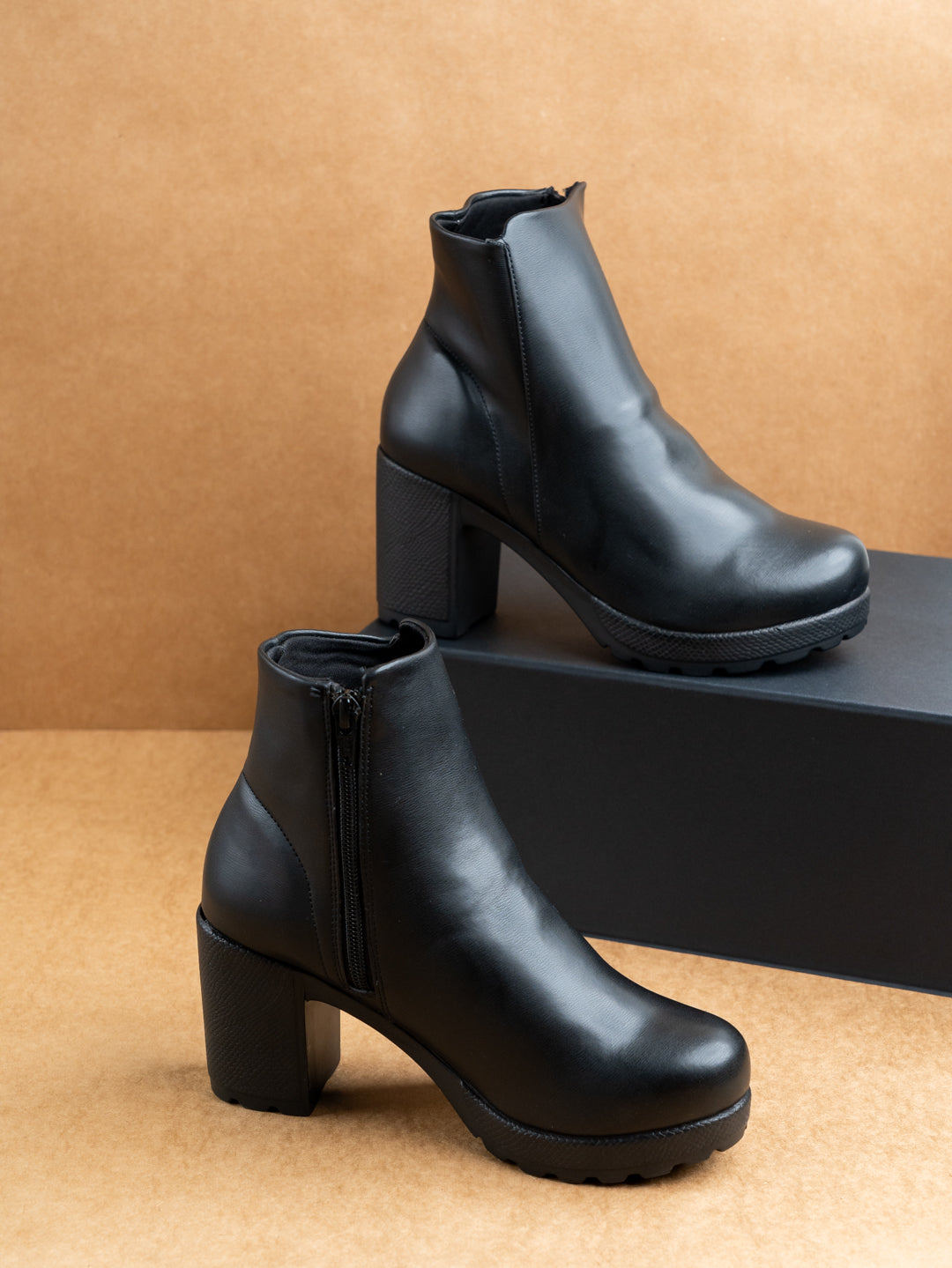 Womens Black Party Wear Solid Round Toe Ankle Boots