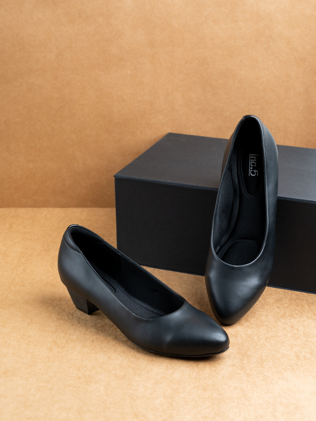 Womens Black Party Wear Solid Pattern Pointed Toe Pumps Shoes