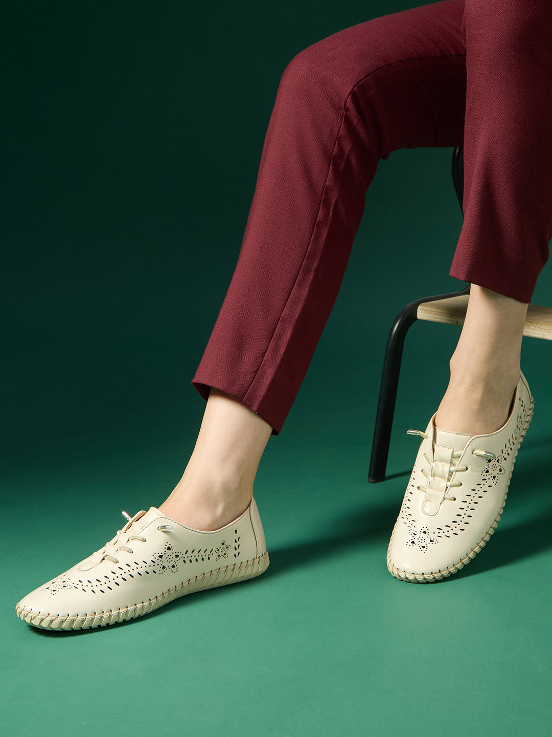 Women Cream Casual Solid Pattern Round Toe Lace-up Shoes