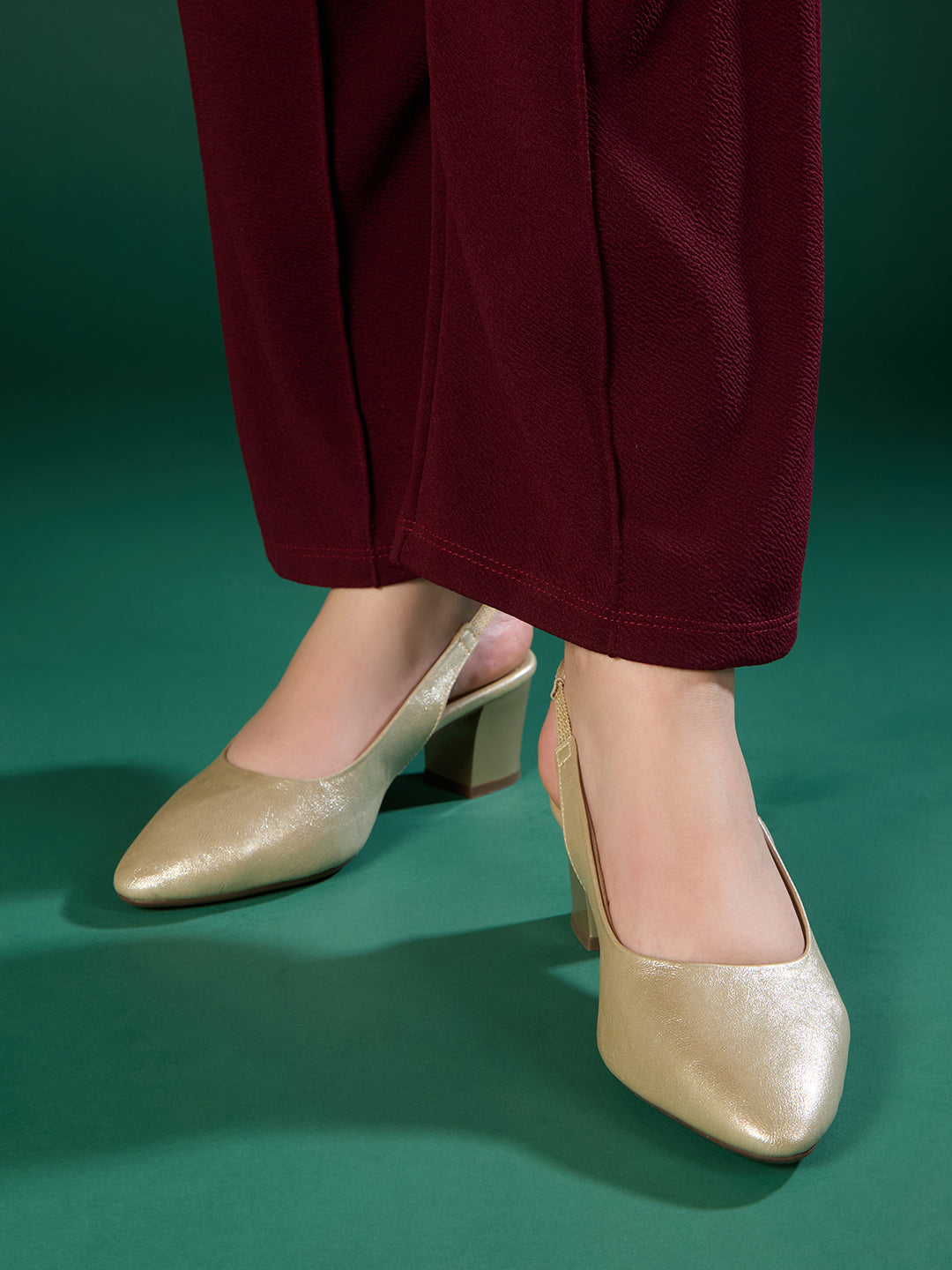 Womens Golden Party Wear Solid Pointed Toe Mules