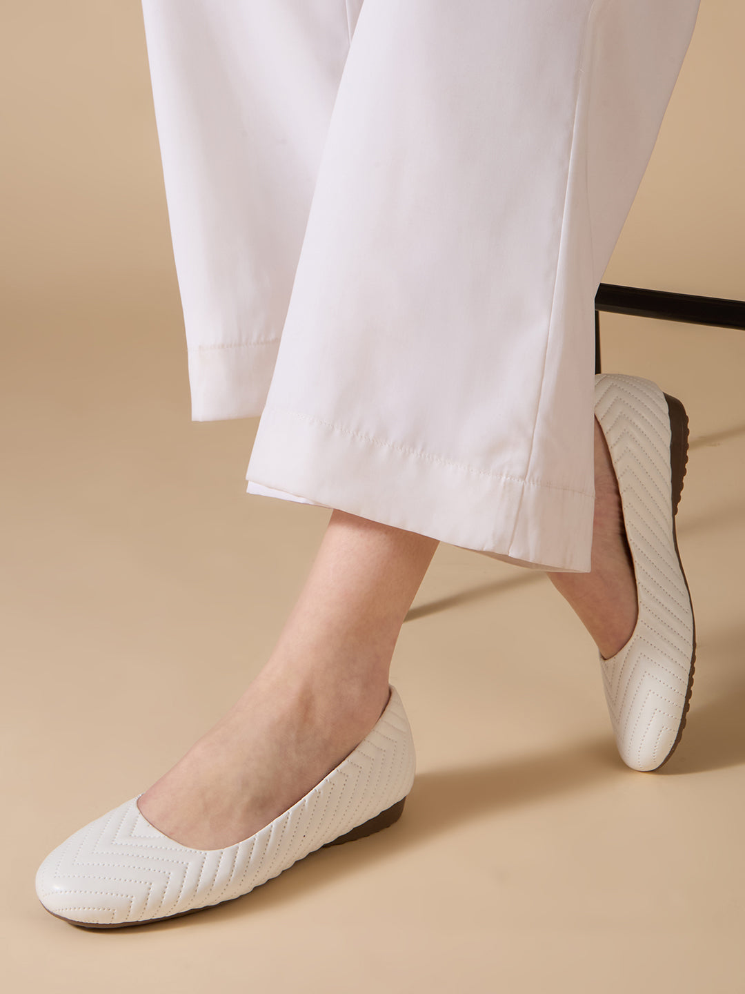 Womens White Casual Solid Round Toe Flat Ballerinas