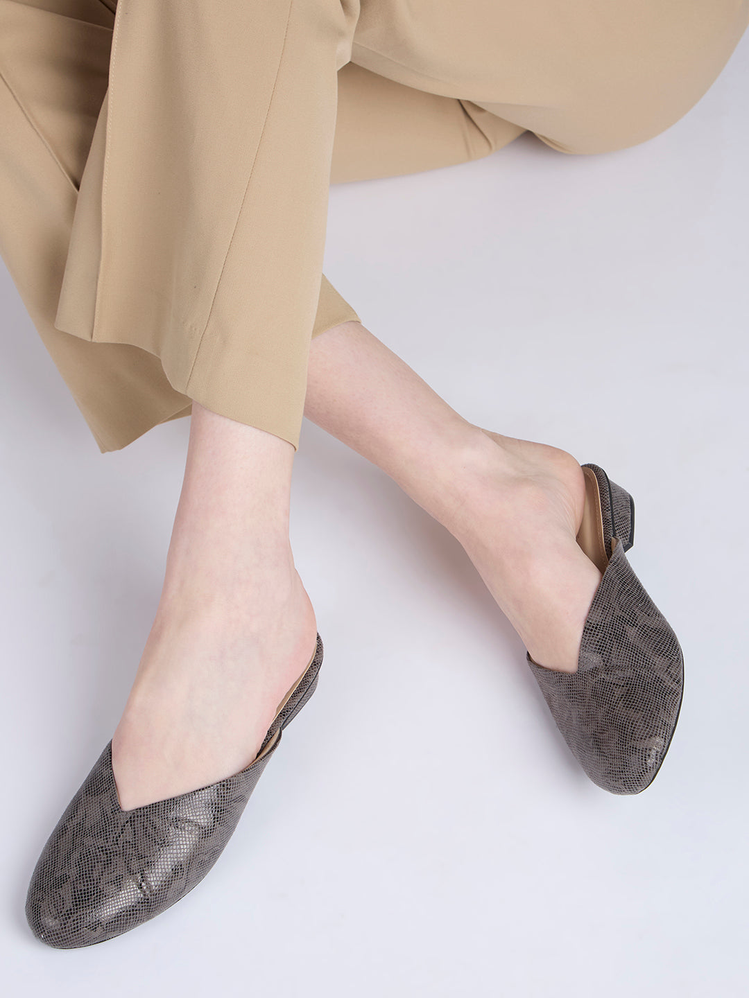 Womens Grey Party Wear Printed Pointed Toe Block Heel Mules