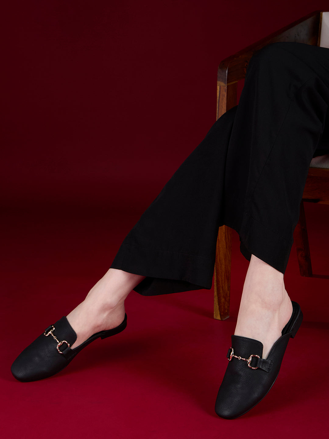 Womens Black Party Wear Solid Pattern One Toe Flats Mules