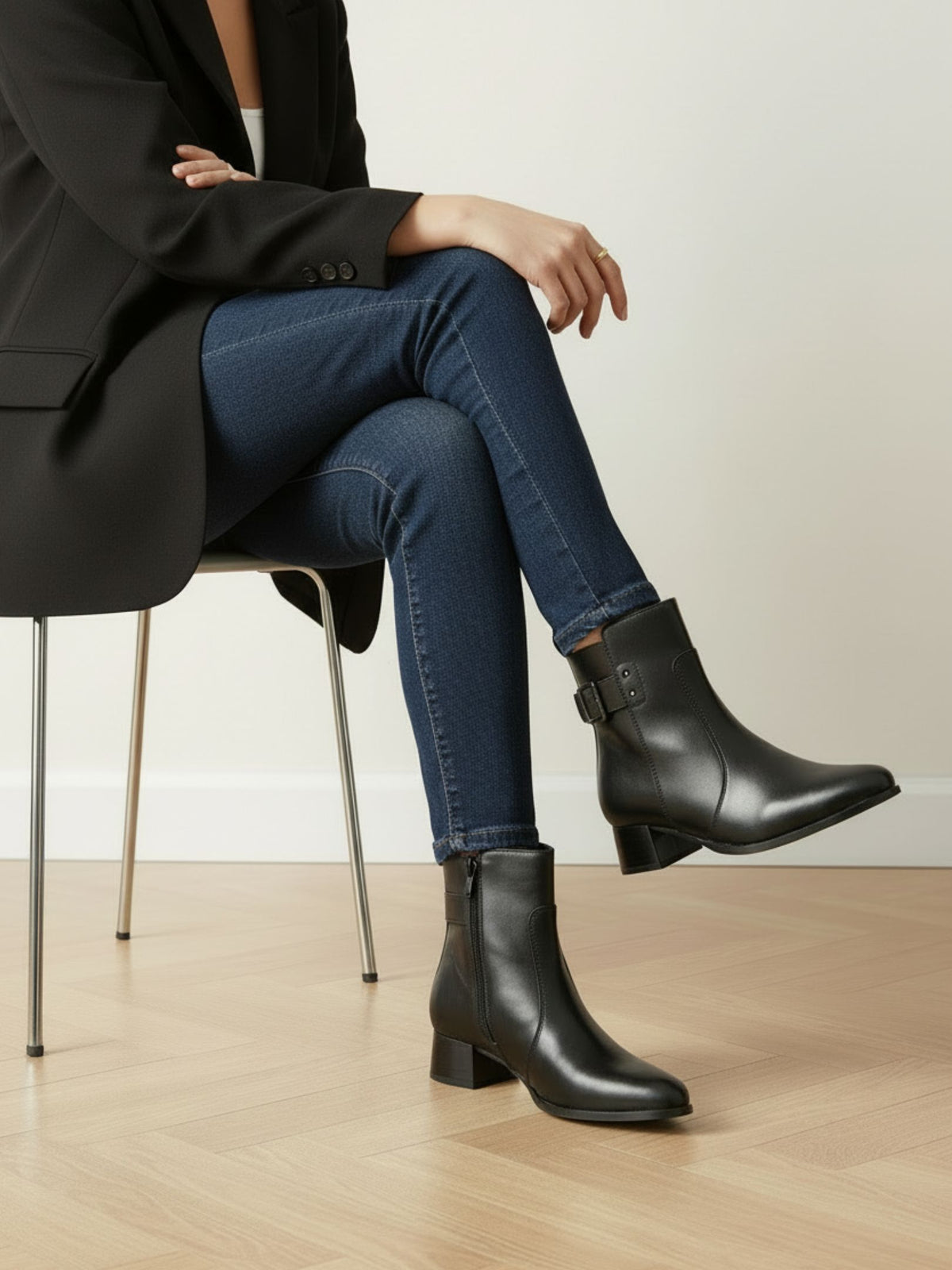 Womens Black Party Wear Solid Pattern Round Toe Boots