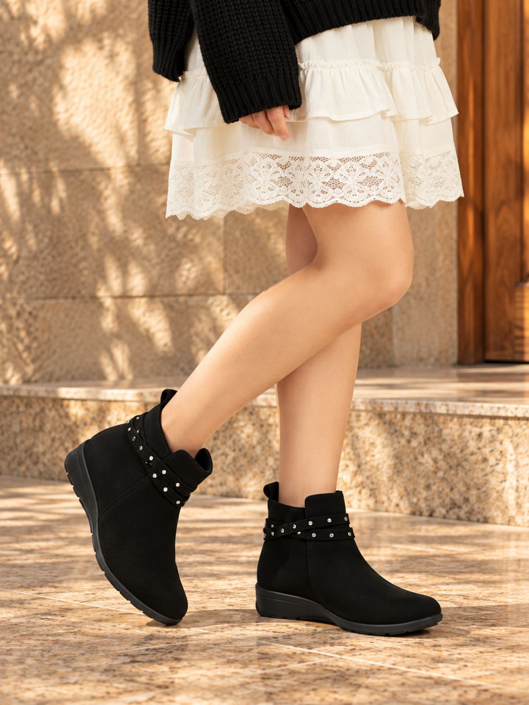 Womens Black Solid Pattern Round Toe Shape Casual Boots