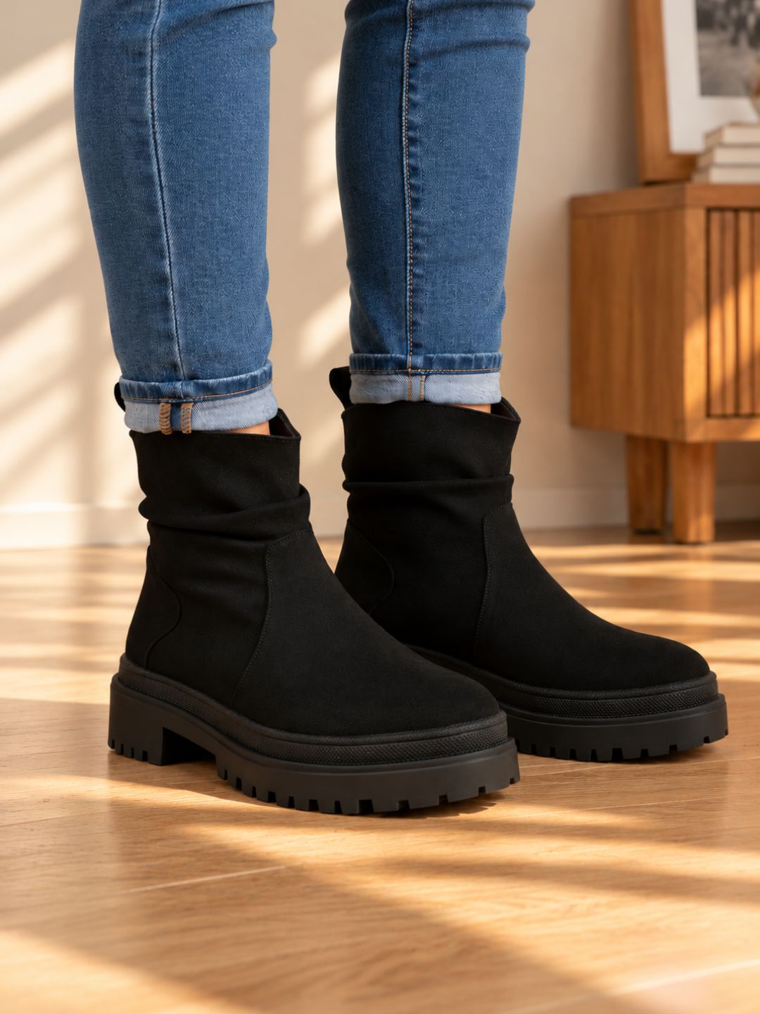 Womens Black Solid Pattern Round Toe Casual Boots
