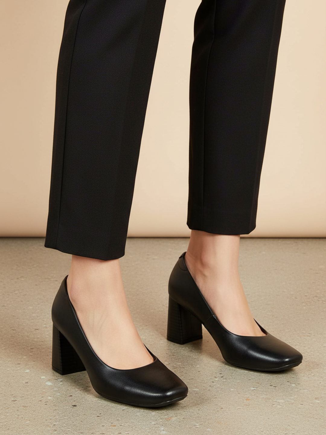 Woman Black Solid Block Pumps