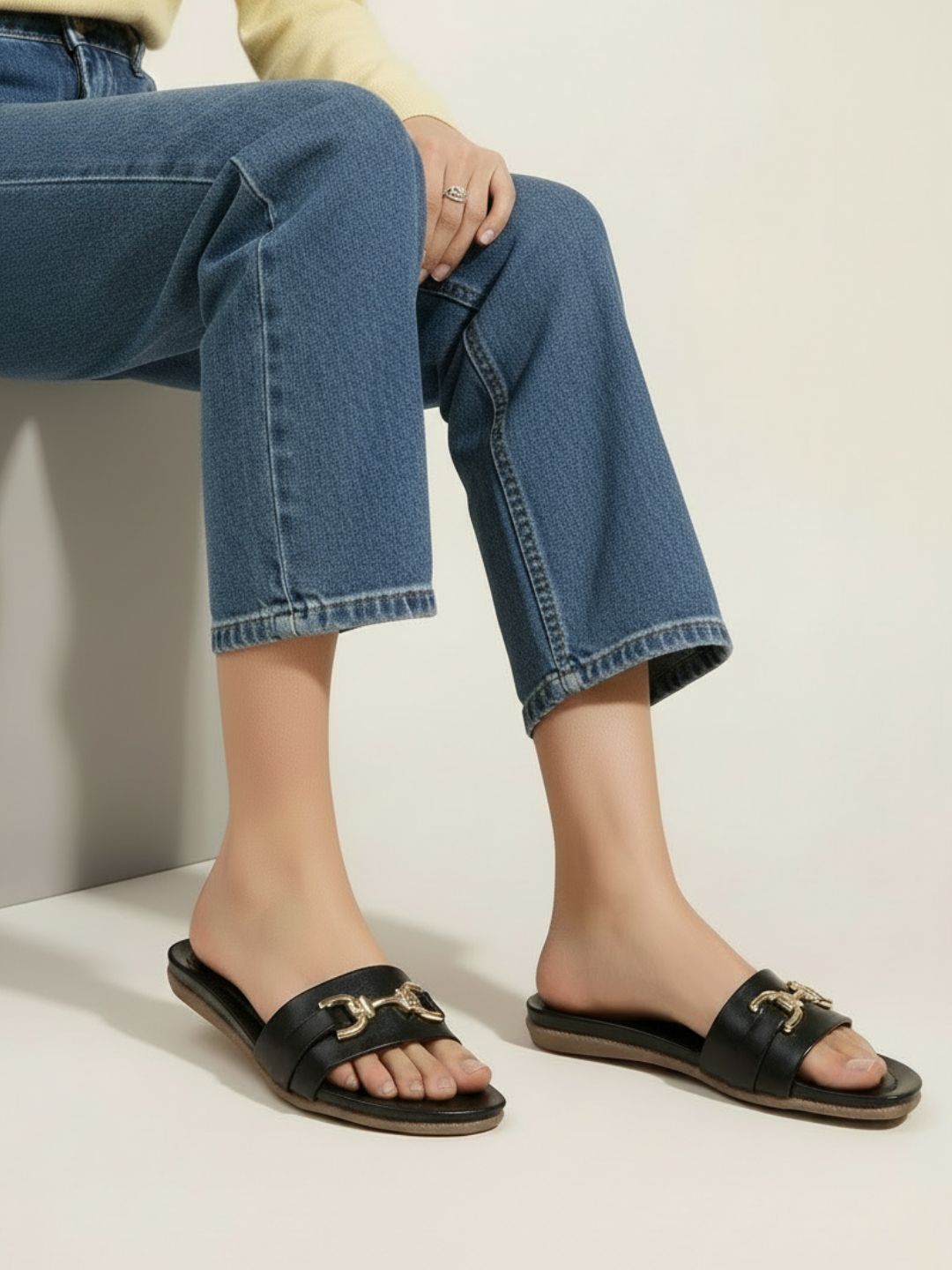 Womens Black Solid Round Toe Casual Flats