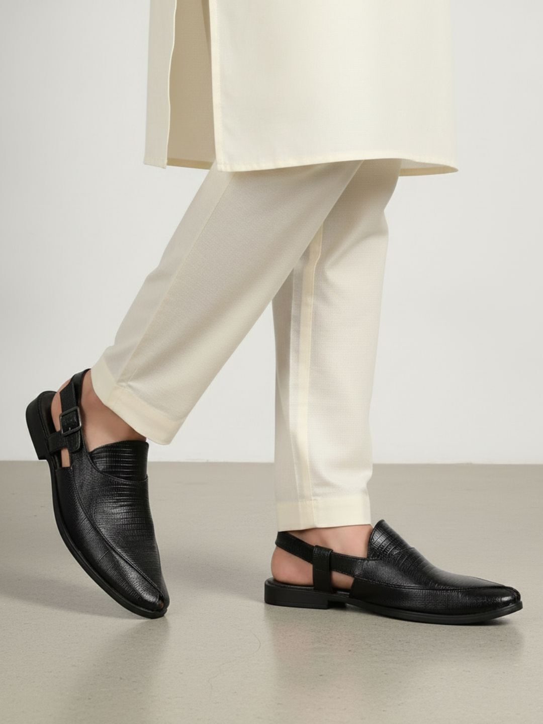 Mens Black Solid Round Toe Casual Leather Sandals