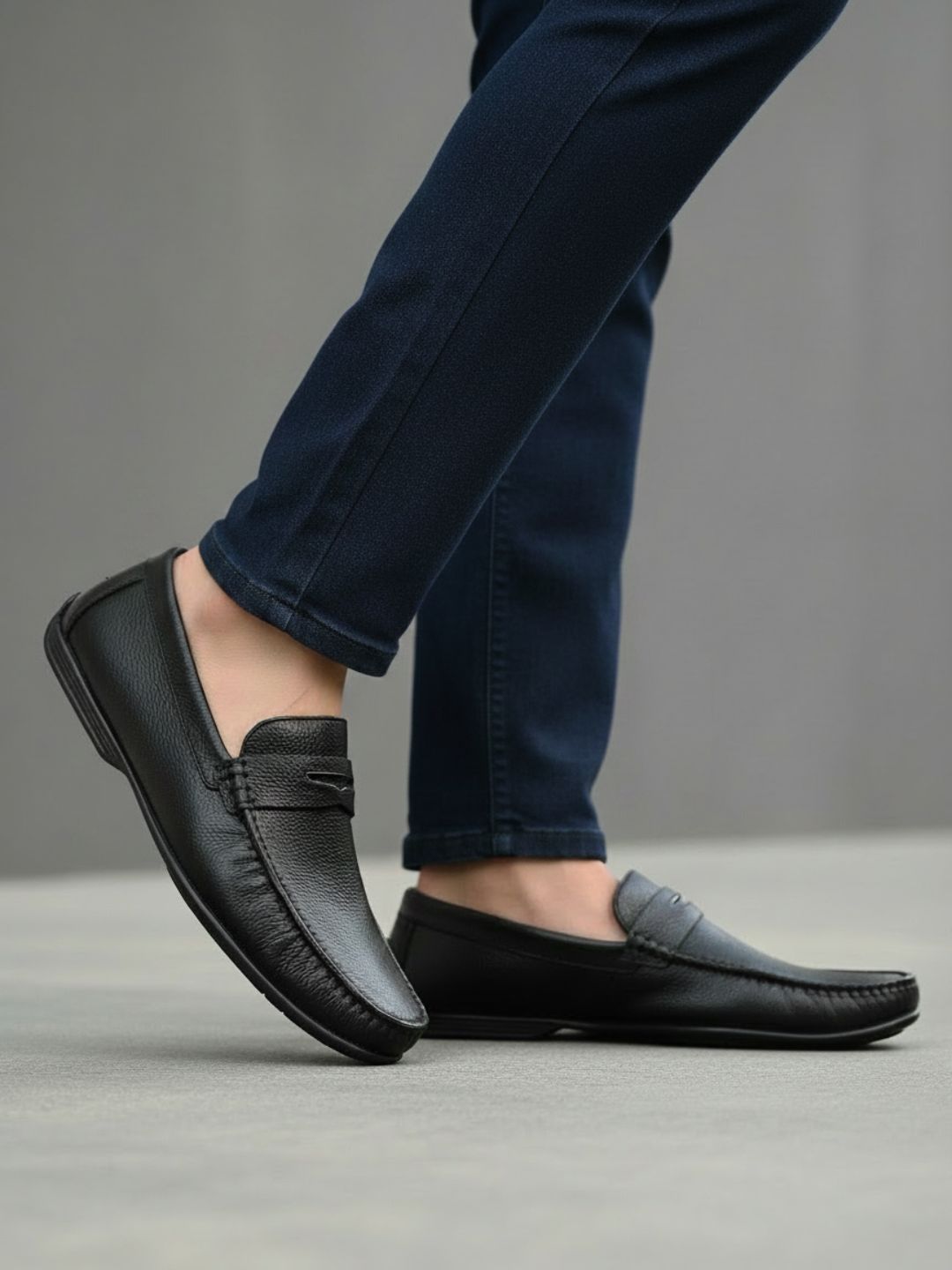 Mens Black Solid Round Toe Casual Loafer