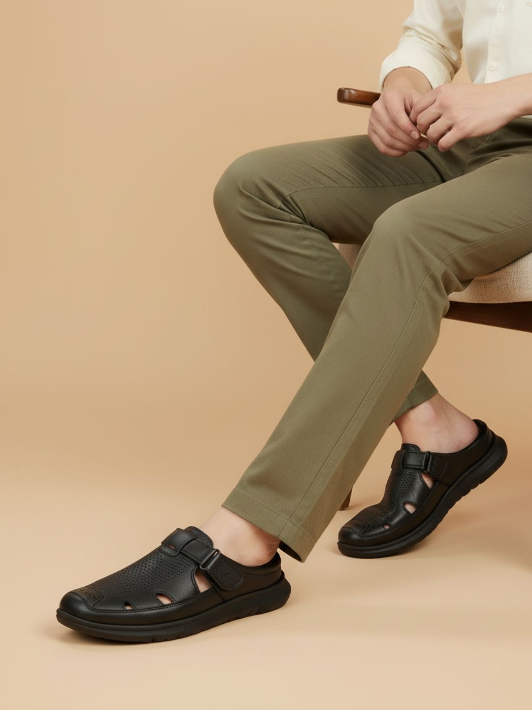 Mens Black Solid Round Toe Casual Sandals