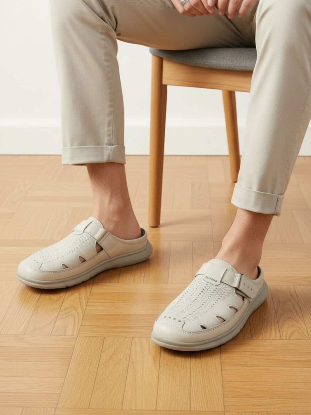 Mens White Solid Round Toe Casual Sandals