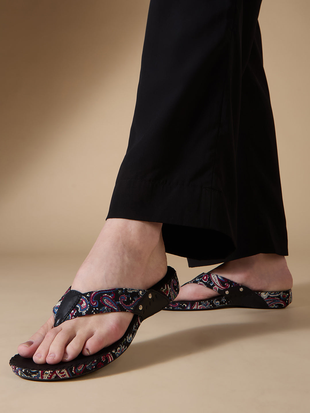 Womens Black Casual Printed Toe T-Strap Slip-On Flat Sandals